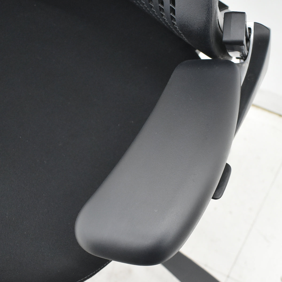 【中古】Knoll　ジェネレーション　可動肘（ハイパフォーマンス肘）ブラック脚　ブラック　2025121003【中古オフィス家具】