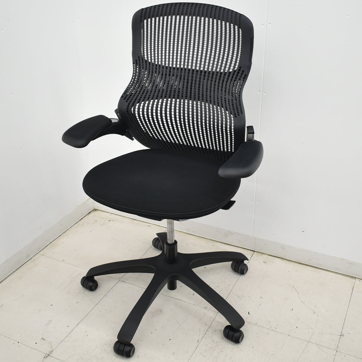 【中古】Knoll　ジェネレーション　可動肘（ハイパフォーマンス肘）ブラック脚　ブラック　2025121004【中古オフィス家具】