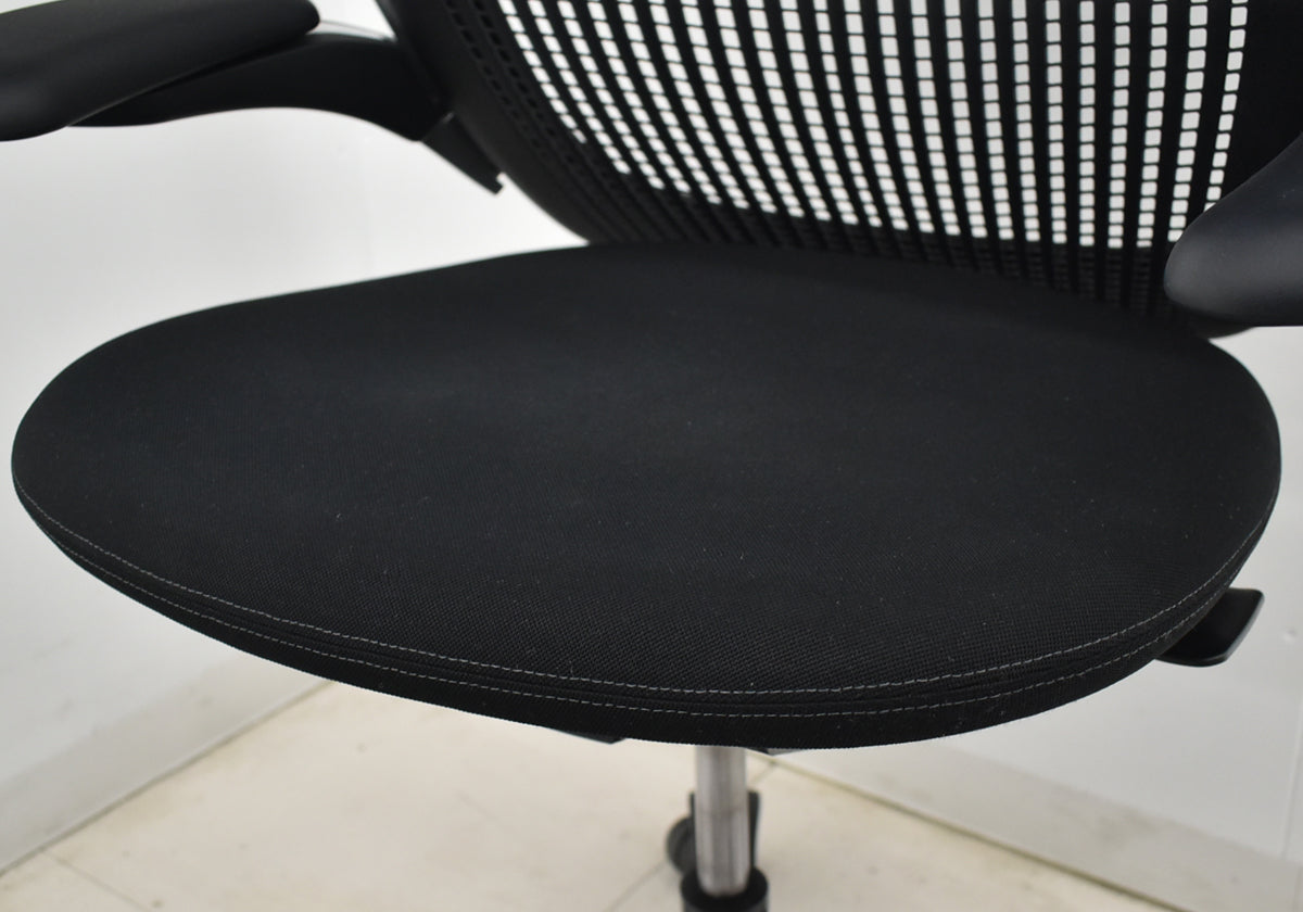 【中古】Knoll　ジェネレーション　可動肘（ハイパフォーマンス肘）ブラック脚　ブラック　2025121004【中古オフィス家具】