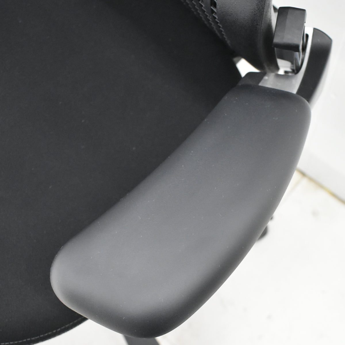 【中古】Knoll　ジェネレーション　可動肘（ハイパフォーマンス肘）ブラック脚　ブラック　2025121004【中古オフィス家具】