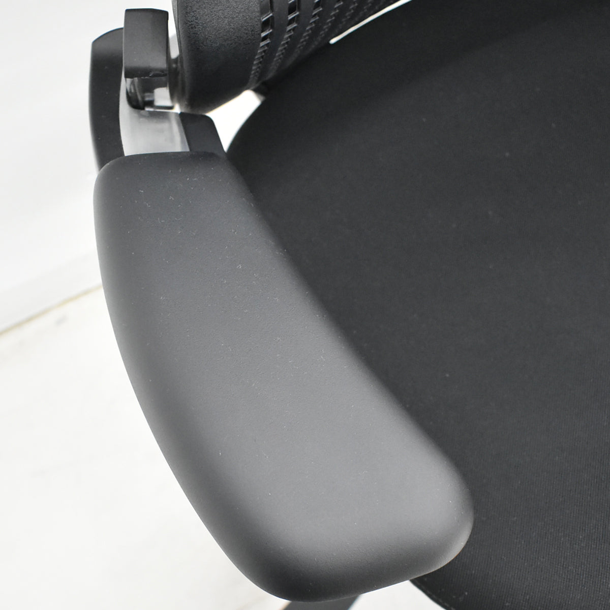 【中古】Knoll　ジェネレーション　可動肘（ハイパフォーマンス肘）ブラック脚　ブラック　2025121004【中古オフィス家具】