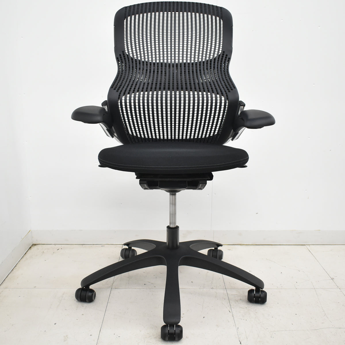 【中古】Knoll　ジェネレーション　可動肘（ハイパフォーマンス肘）ブラック脚　ブラック　2025121004【中古オフィス家具】