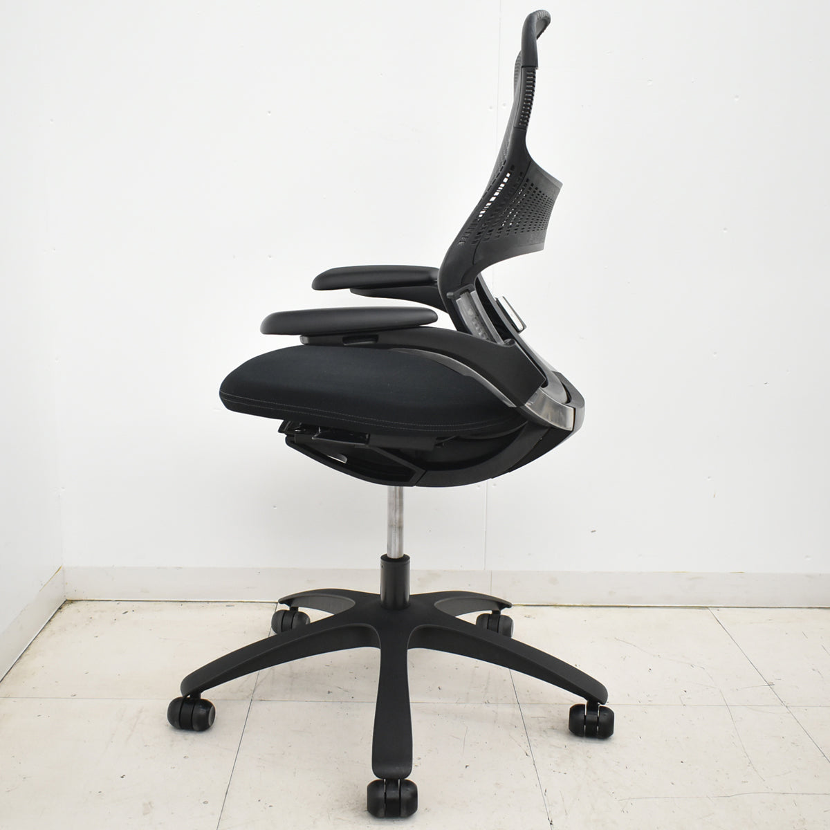 【中古】Knoll　ジェネレーション　可動肘（ハイパフォーマンス肘）ブラック脚　ブラック　2025121004【中古オフィス家具】