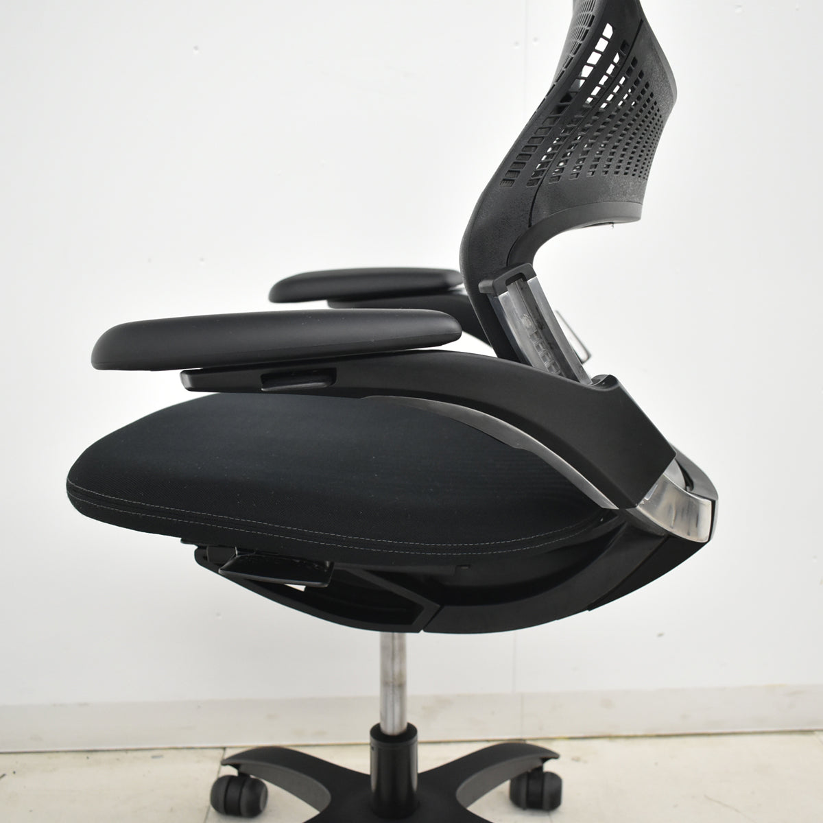 【中古】Knoll　ジェネレーション　可動肘（ハイパフォーマンス肘）ブラック脚　ブラック　2025121004【中古オフィス家具】