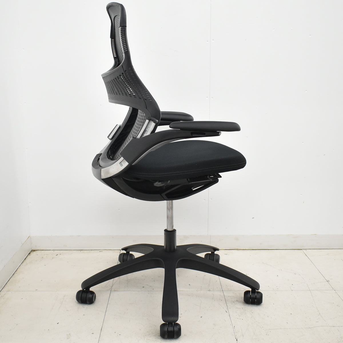 【中古】Knoll　ジェネレーション　可動肘（ハイパフォーマンス肘）ブラック脚　ブラック　2025121004【中古オフィス家具】