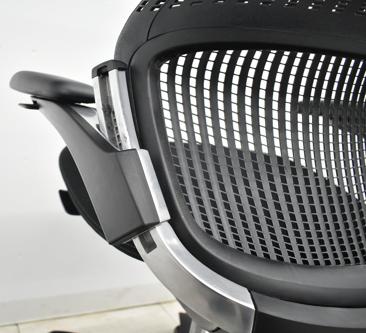 【中古】Knoll　ジェネレーション　可動肘（ハイパフォーマンス肘）ブラック脚　ブラック　2025121004【中古オフィス家具】