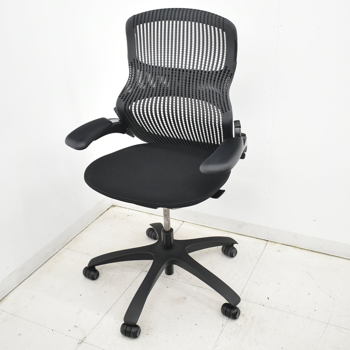 【中古】Knoll　ジェネレーション　可動肘（ハイパフォーマンス肘）ブラック脚　ブラック　2025121005【中古オフィス家具】