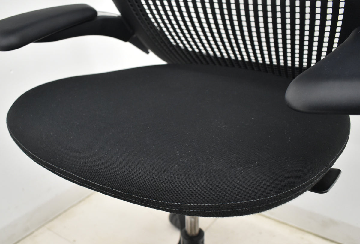 【中古】Knoll　ジェネレーション　可動肘（ハイパフォーマンス肘）ブラック脚　ブラック　2025121005【中古オフィス家具】