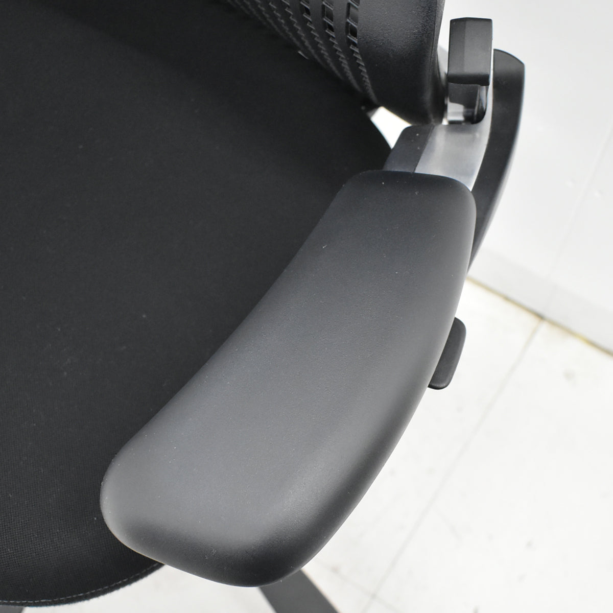 【中古】Knoll　ジェネレーション　可動肘（ハイパフォーマンス肘）ブラック脚　ブラック　2025121005【中古オフィス家具】