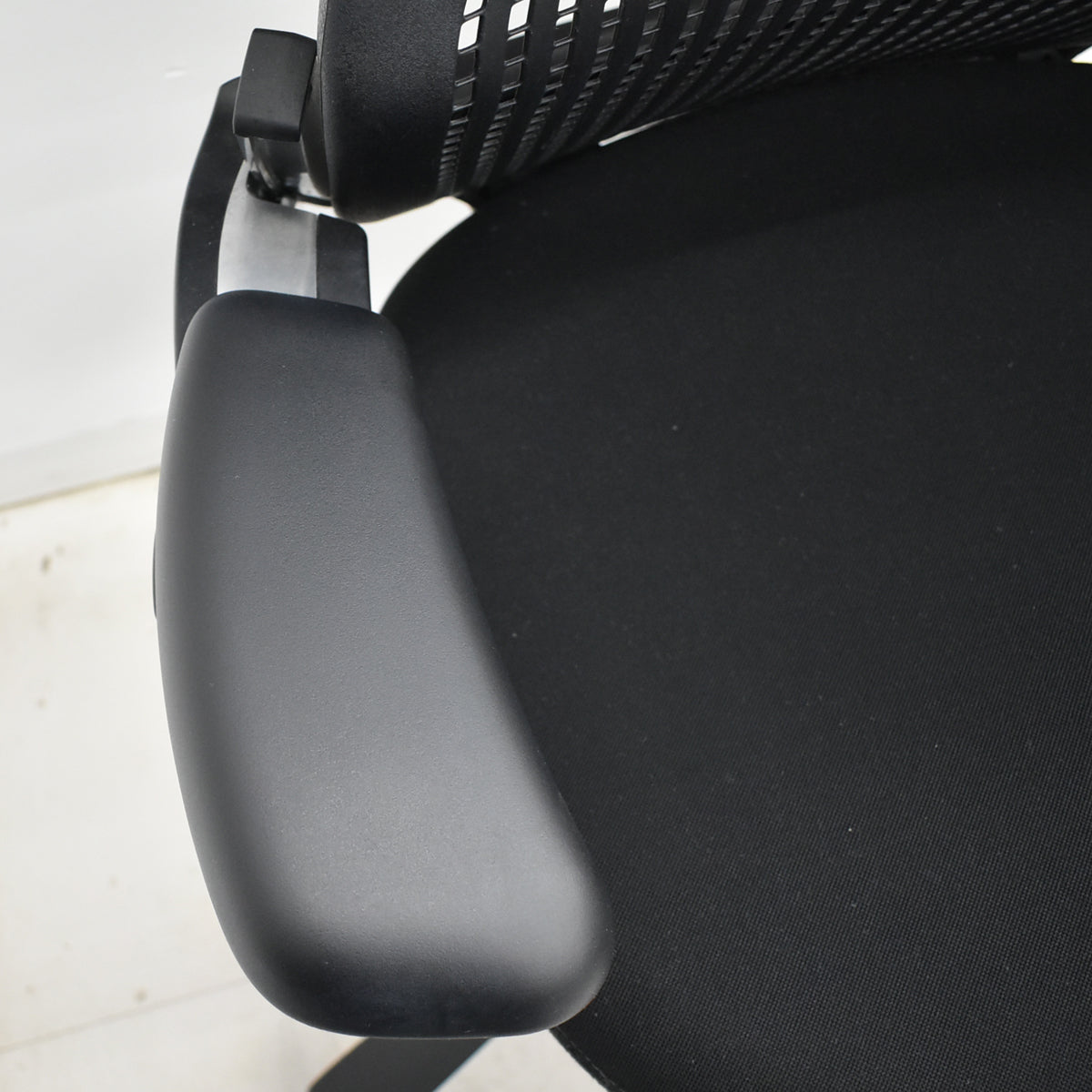 【中古】Knoll　ジェネレーション　可動肘（ハイパフォーマンス肘）ブラック脚　ブラック　2025121005【中古オフィス家具】