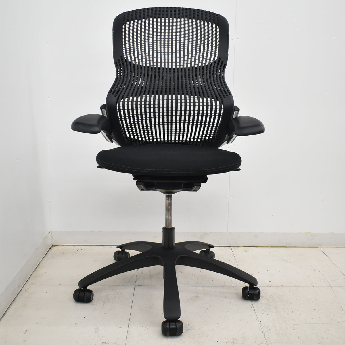 【中古】Knoll　ジェネレーション　可動肘（ハイパフォーマンス肘）ブラック脚　ブラック　2025121005【中古オフィス家具】