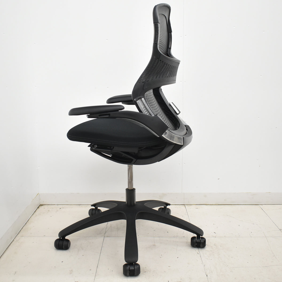 【中古】Knoll　ジェネレーション　可動肘（ハイパフォーマンス肘）ブラック脚　ブラック　2025121005【中古オフィス家具】