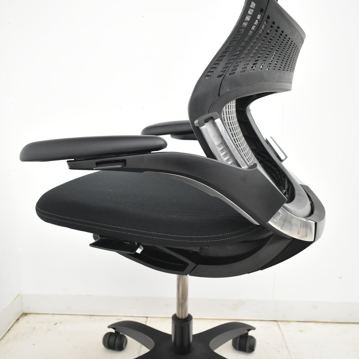 【中古】Knoll　ジェネレーション　可動肘（ハイパフォーマンス肘）ブラック脚　ブラック　2025121005【中古オフィス家具】