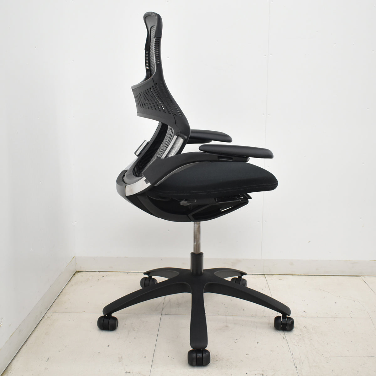 【中古】Knoll　ジェネレーション　可動肘（ハイパフォーマンス肘）ブラック脚　ブラック　2025121005【中古オフィス家具】