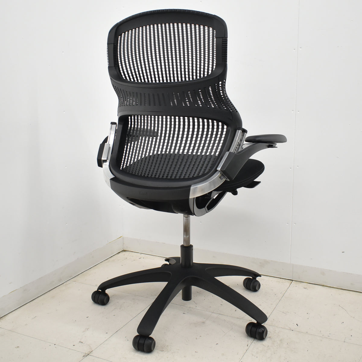 【中古】Knoll　ジェネレーション　可動肘（ハイパフォーマンス肘）ブラック脚　ブラック　2025121005【中古オフィス家具】