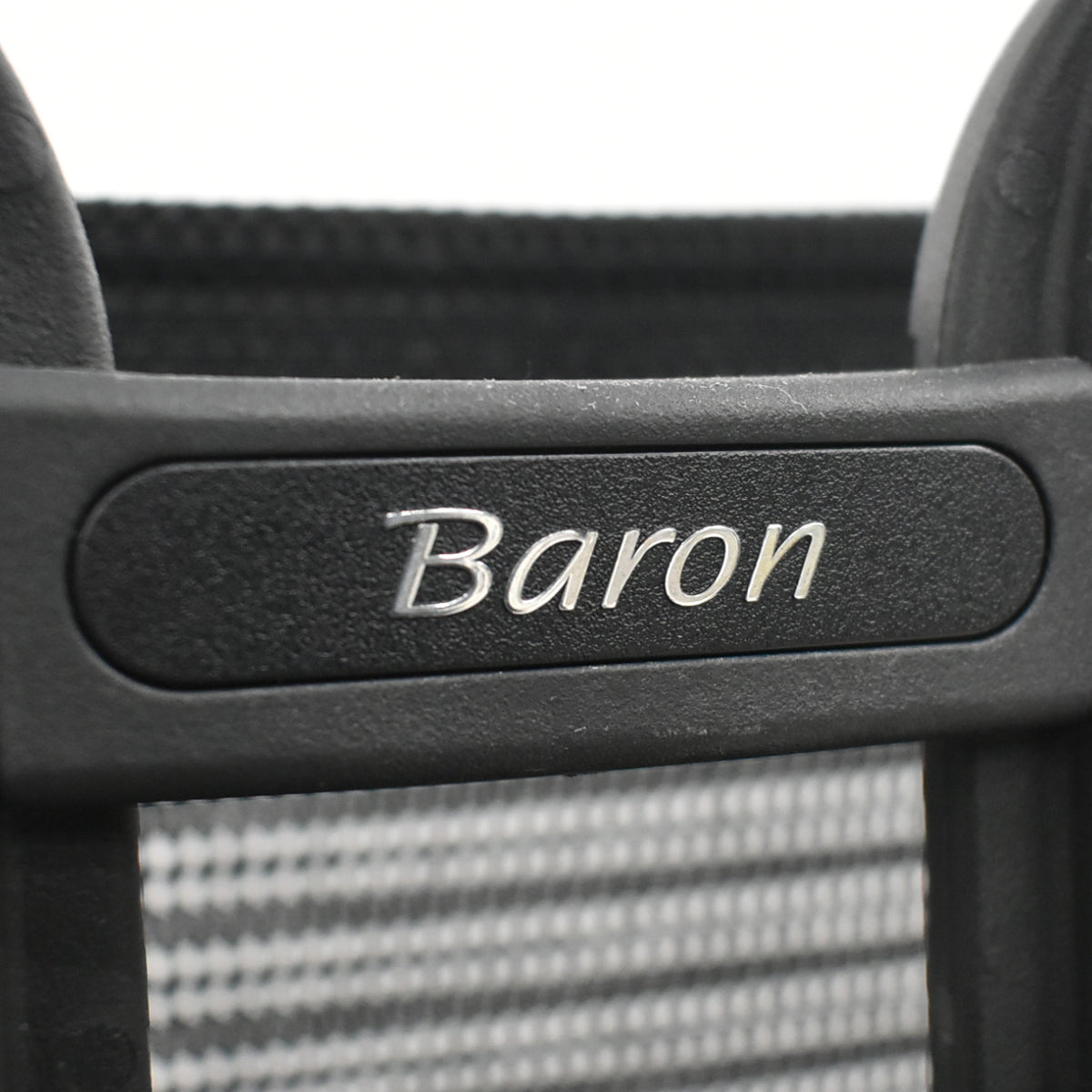 【中古】オカムラ　バロン　ハイバック　可動肘　ハンガー　シルバー脚　ブラック　肘パッド新品交換済　2025121006【中古オフィス家具】