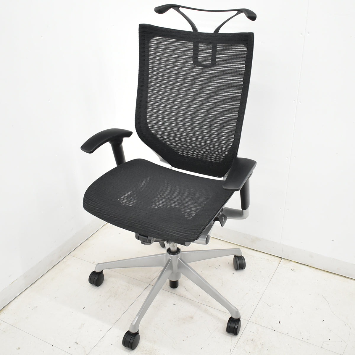 【中古】オカムラ　バロン　ハイバック　可動肘　ハンガー　シルバー脚　ブラック　肘パッド新品交換済　2025121006【中古オフィス家具】