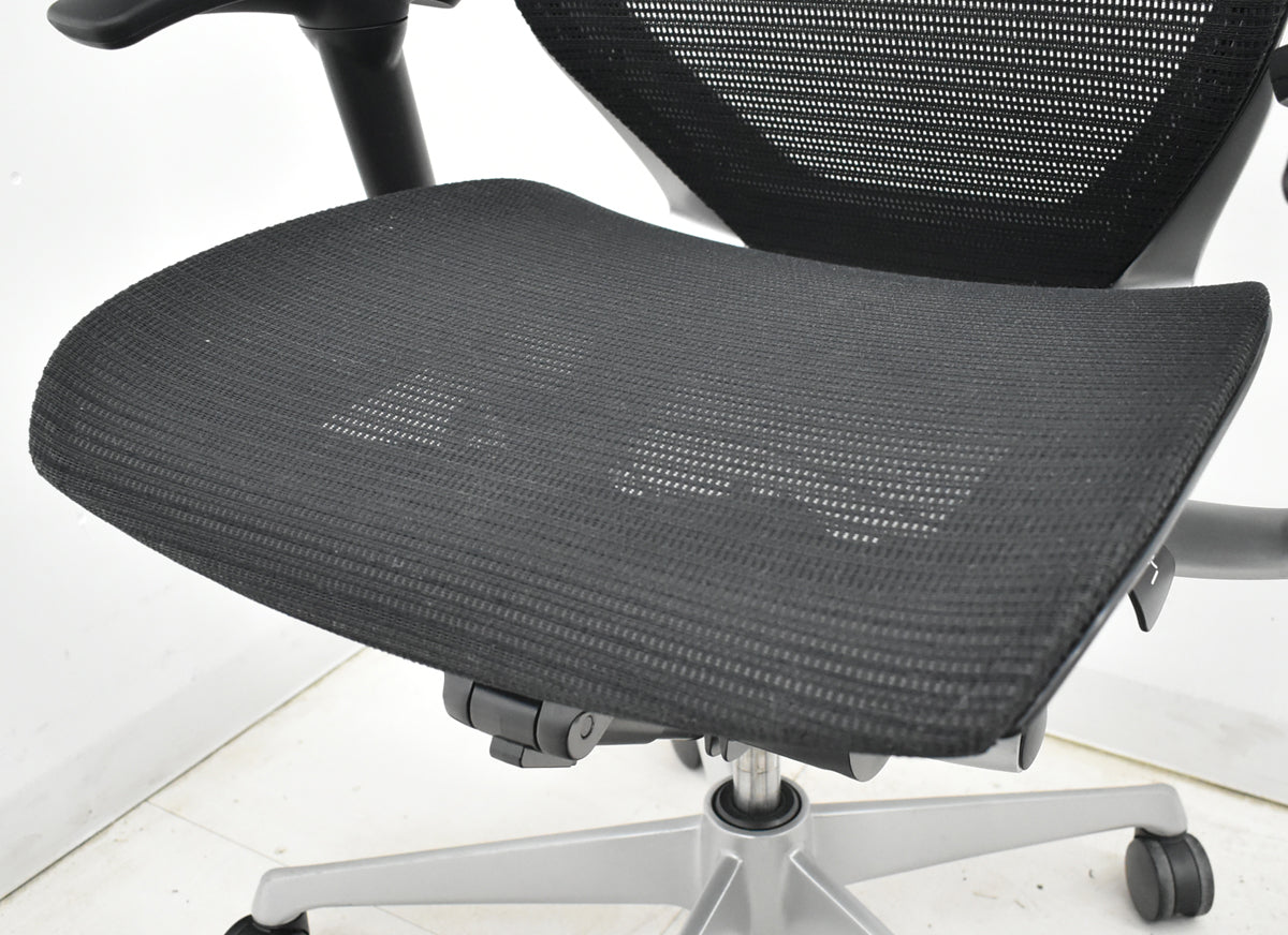 【中古】オカムラ　バロン　ハイバック　可動肘　ハンガー　シルバー脚　ブラック　肘パッド新品交換済　2025121006【中古オフィス家具】