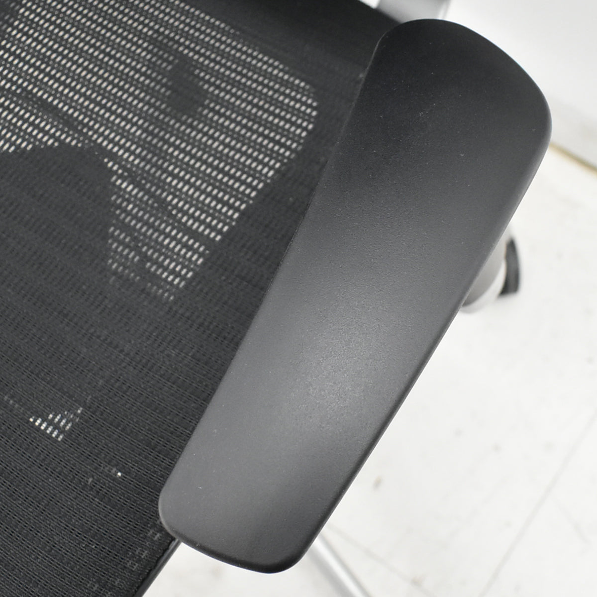 【中古】オカムラ　バロン　ハイバック　可動肘　ハンガー　シルバー脚　ブラック　肘パッド新品交換済　2025121006【中古オフィス家具】