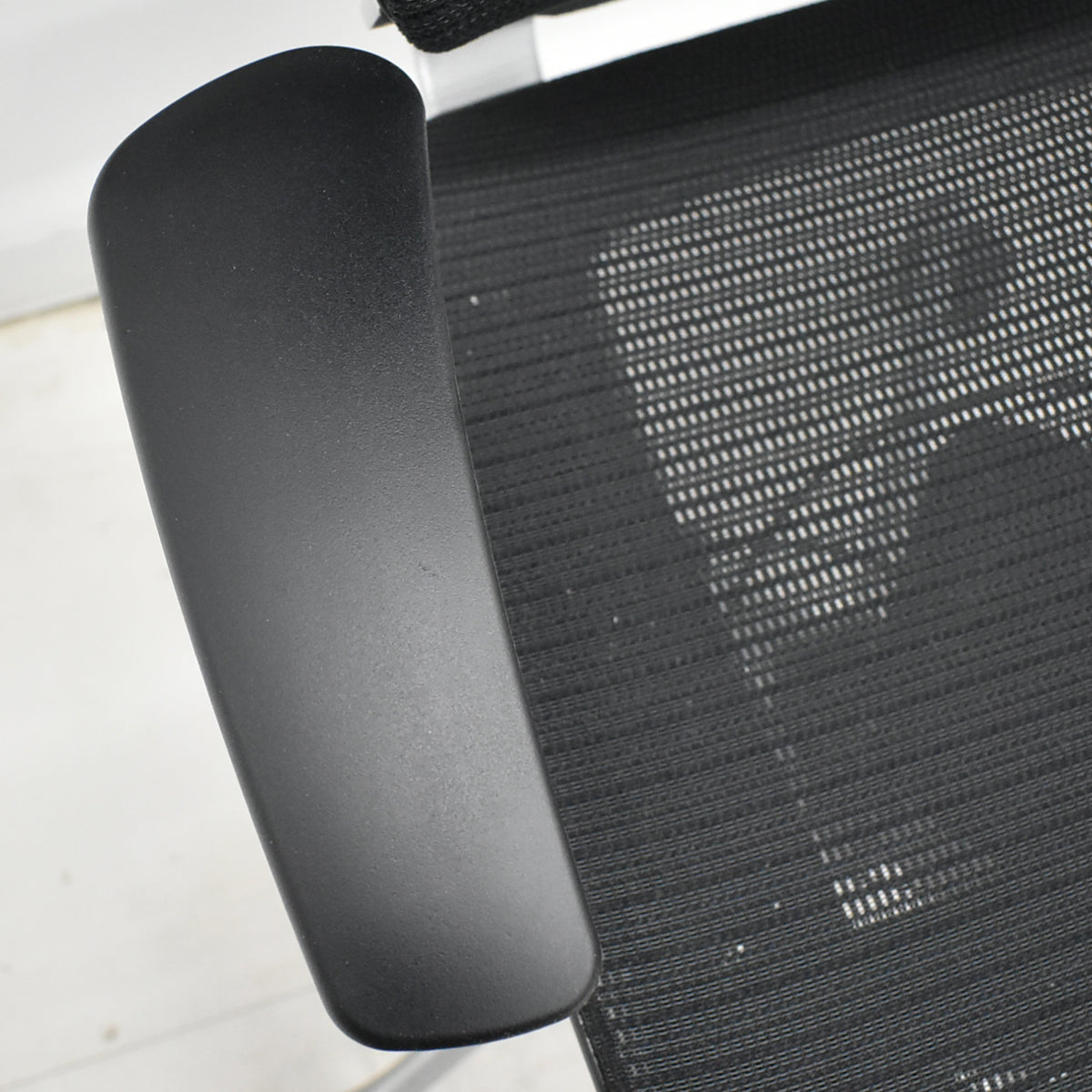 【中古】オカムラ　バロン　ハイバック　可動肘　ハンガー　シルバー脚　ブラック　肘パッド新品交換済　2025121006【中古オフィス家具】