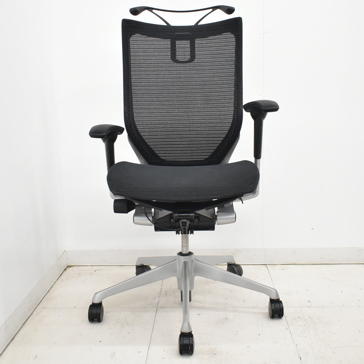【中古】オカムラ　バロン　ハイバック　可動肘　ハンガー　シルバー脚　ブラック　肘パッド新品交換済　2025121006【中古オフィス家具】