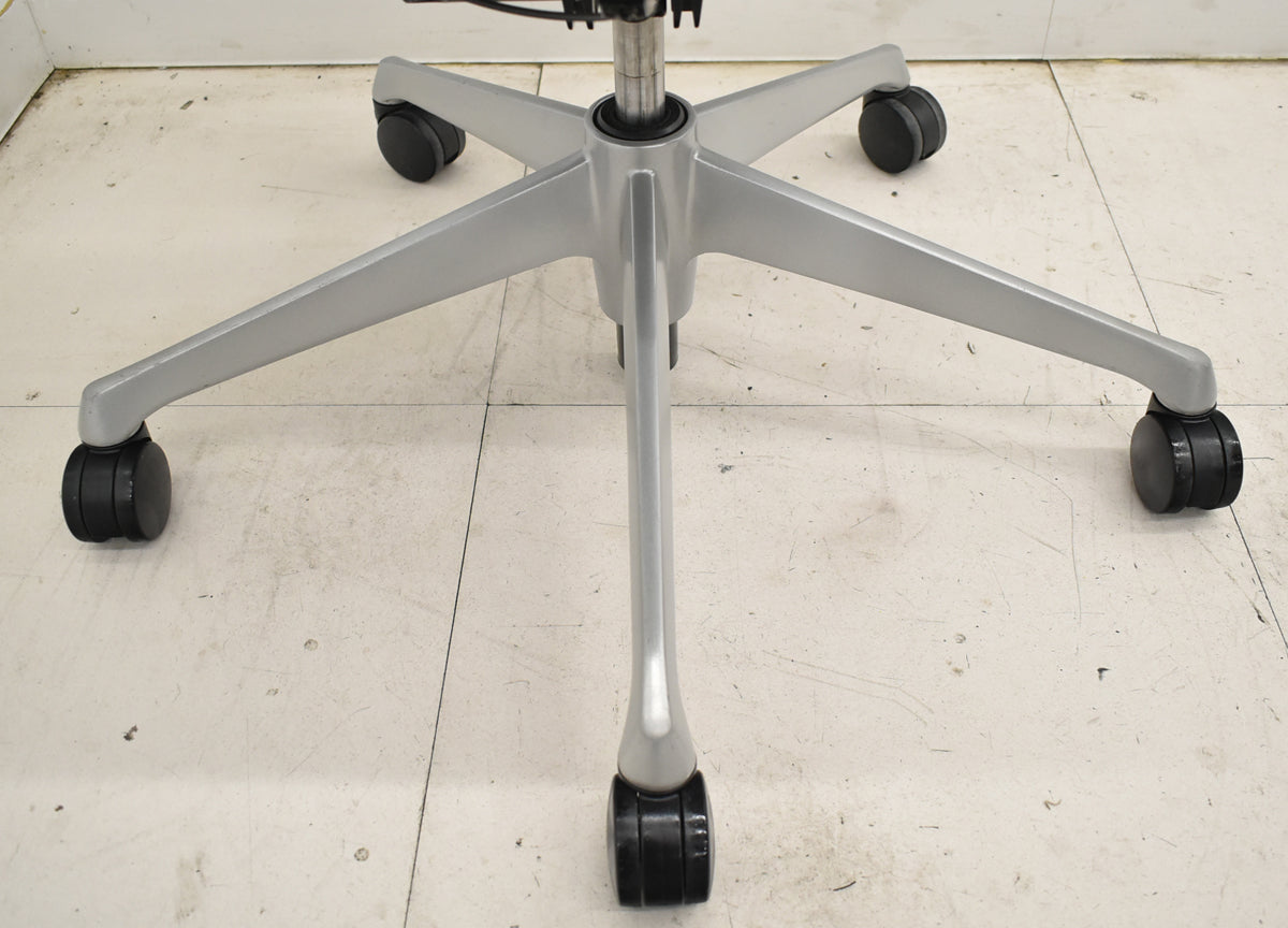 【中古】オカムラ　バロン　ハイバック　可動肘　ハンガー　シルバー脚　ブラック　肘パッド新品交換済　2025121006【中古オフィス家具】