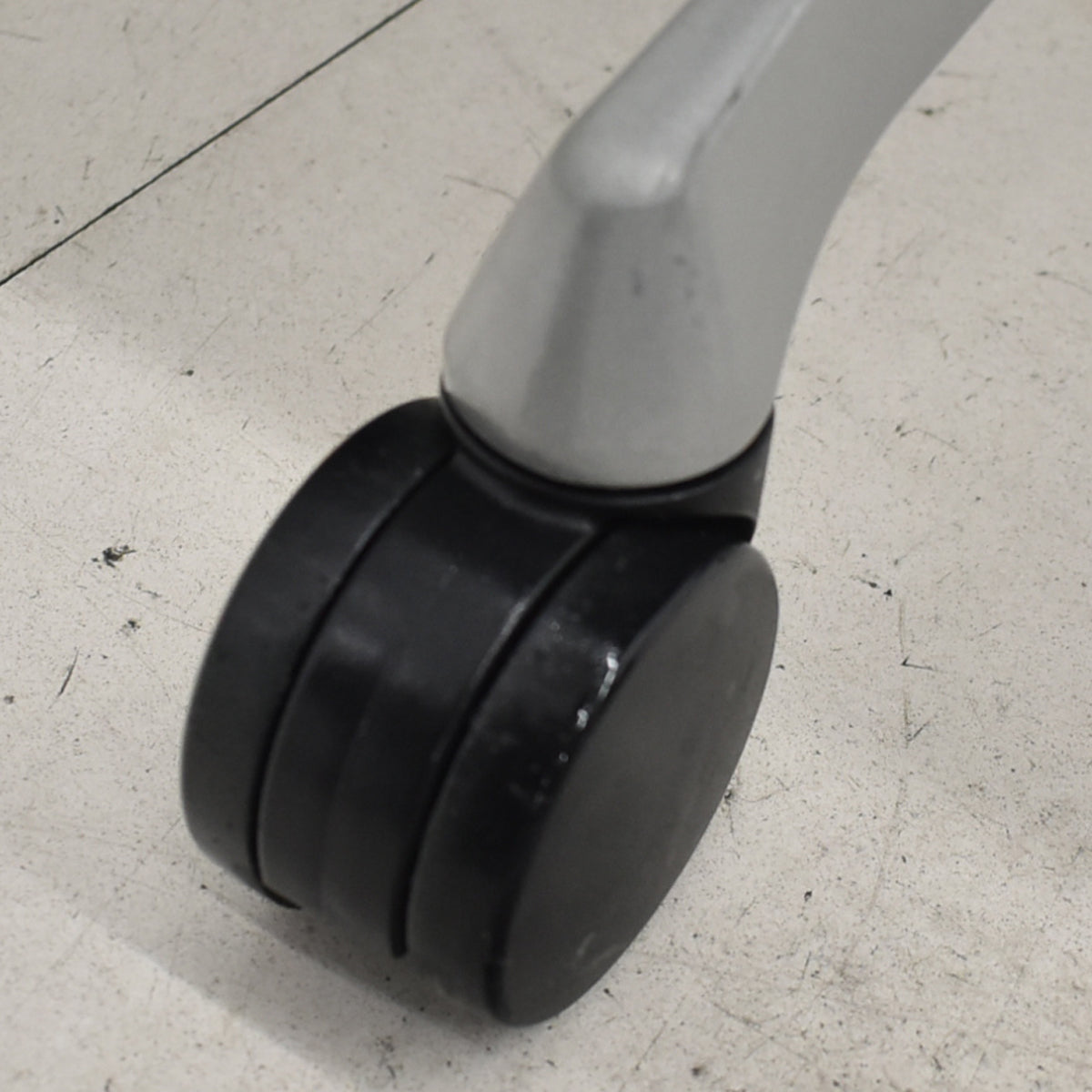 【中古】オカムラ　バロン　ハイバック　可動肘　ハンガー　シルバー脚　ブラック　肘パッド新品交換済　2025121006【中古オフィス家具】