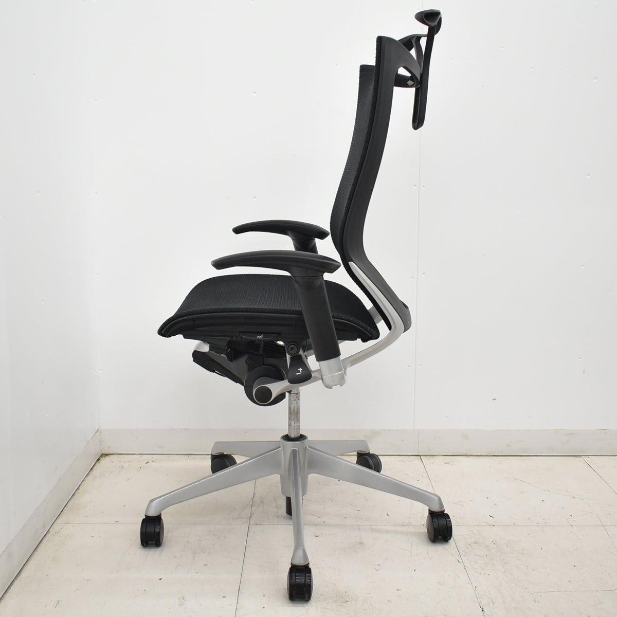 【中古】オカムラ　バロン　ハイバック　可動肘　ハンガー　シルバー脚　ブラック　肘パッド新品交換済　2025121006【中古オフィス家具】