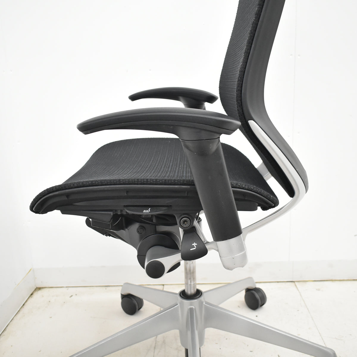 【中古】オカムラ　バロン　ハイバック　可動肘　ハンガー　シルバー脚　ブラック　肘パッド新品交換済　2025121006【中古オフィス家具】