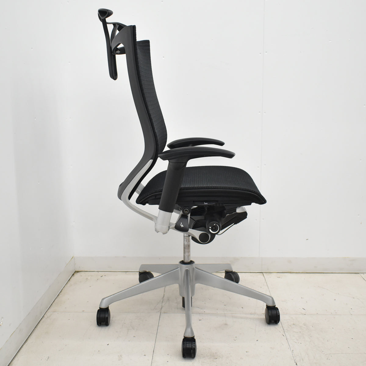 【中古】オカムラ　バロン　ハイバック　可動肘　ハンガー　シルバー脚　ブラック　肘パッド新品交換済　2025121006【中古オフィス家具】