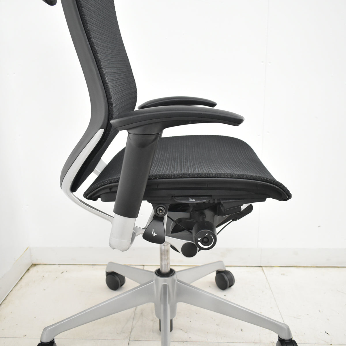 【中古】オカムラ　バロン　ハイバック　可動肘　ハンガー　シルバー脚　ブラック　肘パッド新品交換済　2025121006【中古オフィス家具】