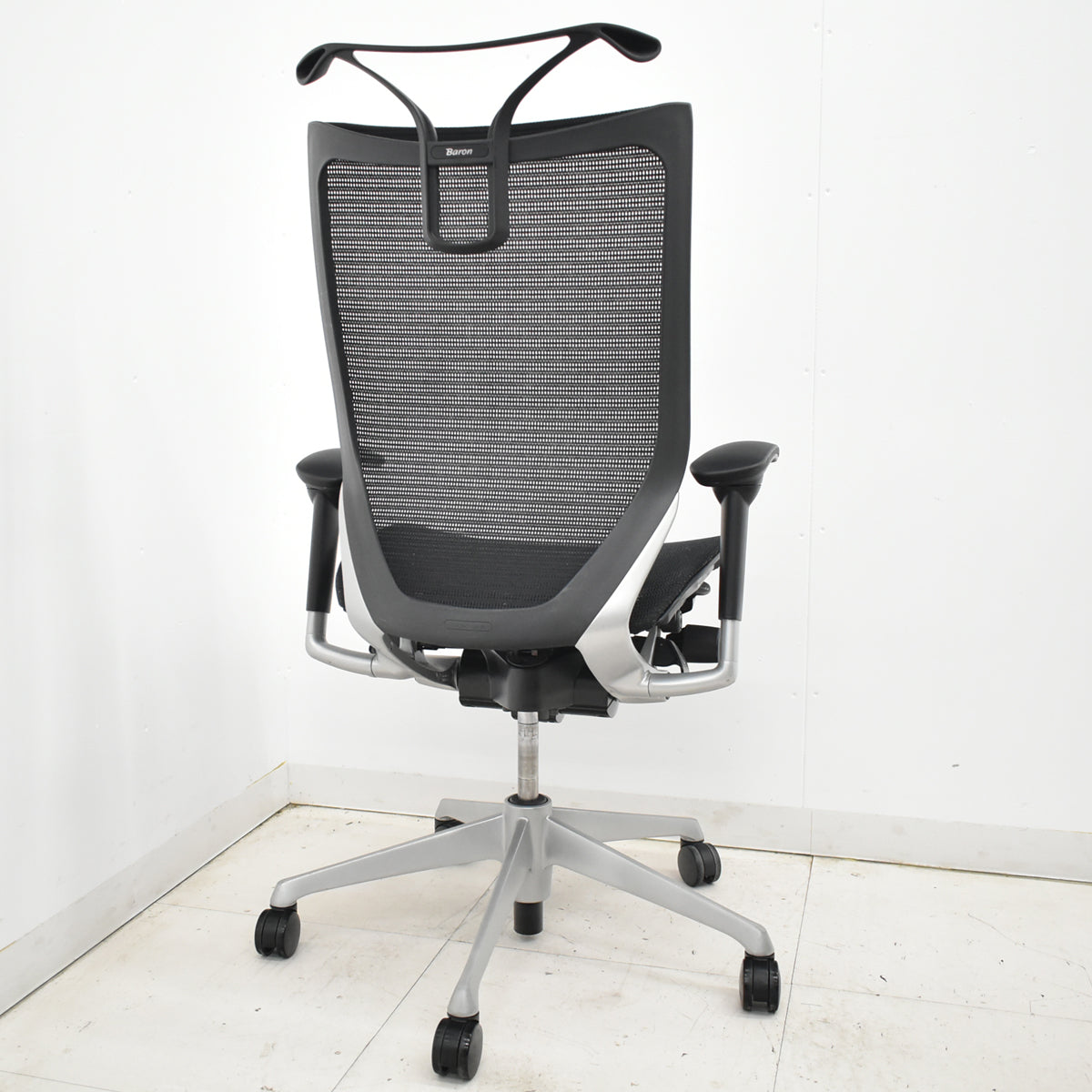 【中古】オカムラ　バロン　ハイバック　可動肘　ハンガー　シルバー脚　ブラック　肘パッド新品交換済　2025121006【中古オフィス家具】