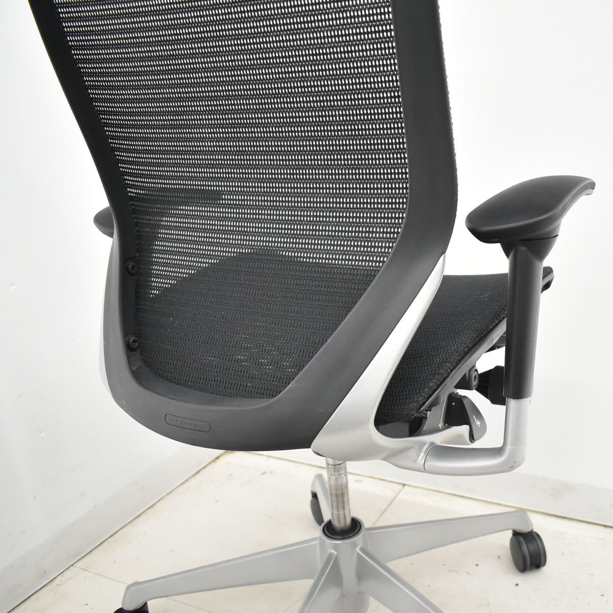 【中古】オカムラ　バロン　ハイバック　可動肘　ハンガー　シルバー脚　ブラック　肘パッド新品交換済　2025121006【中古オフィス家具】