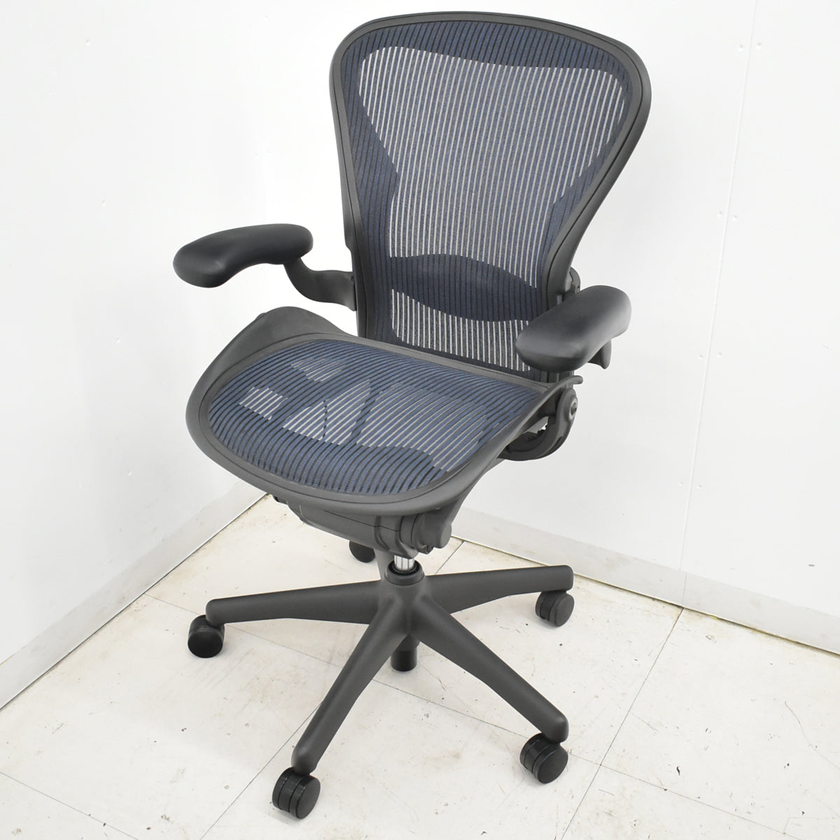 【中古】ハーマンミラー　アーロンチェア　スタンダード　Ｂサイズ　ランバーサポート　昇降ガス新品交換済　ネイビー　2025121007【中古オフィス家具】