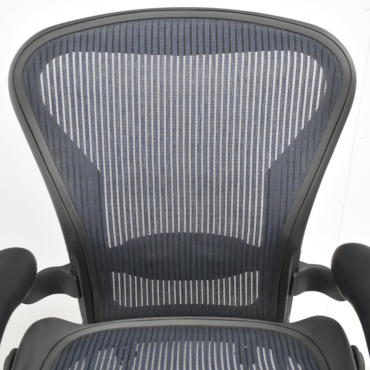 【中古】ハーマンミラー　アーロンチェア　スタンダード　Ｂサイズ　ランバーサポート　昇降ガス新品交換済　ネイビー　2025121007【中古オフィス家具】