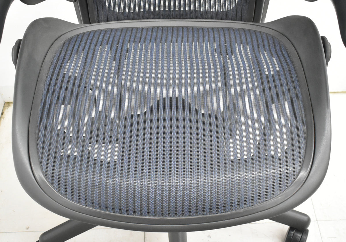 【中古】ハーマンミラー　アーロンチェア　スタンダード　Ｂサイズ　ランバーサポート　昇降ガス新品交換済　ネイビー　2025121007【中古オフィス家具】