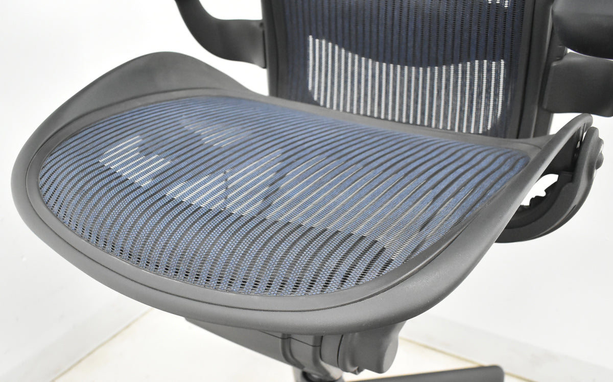 【中古】ハーマンミラー　アーロンチェア　スタンダード　Ｂサイズ　ランバーサポート　昇降ガス新品交換済　ネイビー　2025121007【中古オフィス家具】