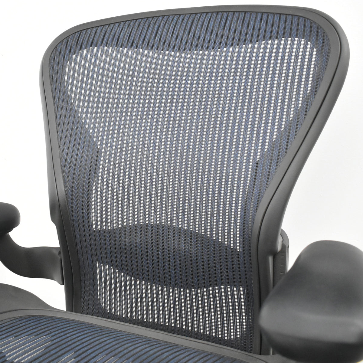 【中古】ハーマンミラー　アーロンチェア　スタンダード　Ｂサイズ　ランバーサポート　昇降ガス新品交換済　ネイビー　2025121007【中古オフィス家具】
