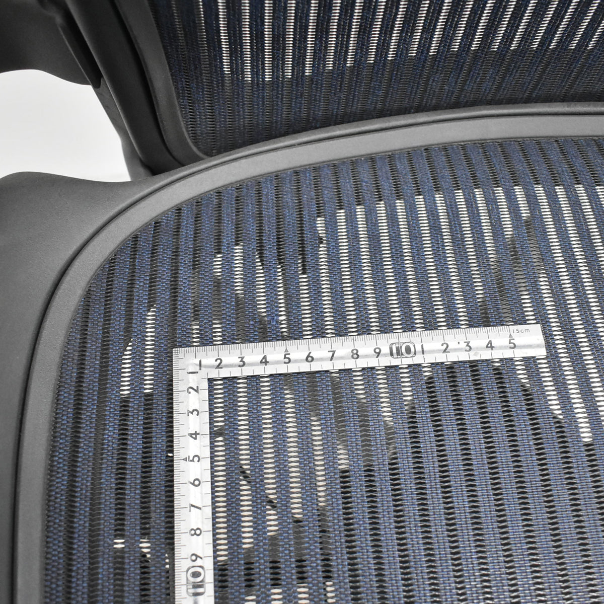 【中古】ハーマンミラー　アーロンチェア　スタンダード　Ｂサイズ　ランバーサポート　昇降ガス新品交換済　ネイビー　2025121007【中古オフィス家具】