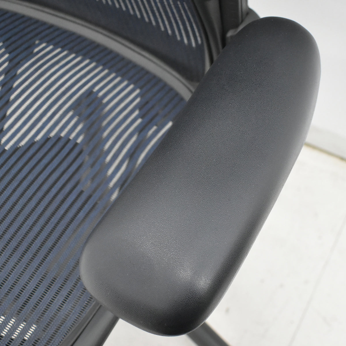 【中古】ハーマンミラー　アーロンチェア　スタンダード　Ｂサイズ　ランバーサポート　昇降ガス新品交換済　ネイビー　2025121007【中古オフィス家具】