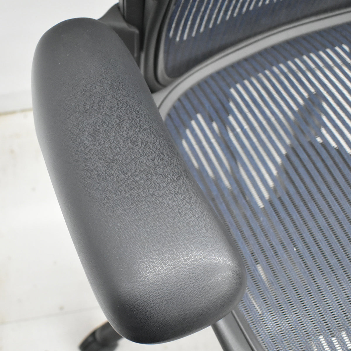 【中古】ハーマンミラー　アーロンチェア　スタンダード　Ｂサイズ　ランバーサポート　昇降ガス新品交換済　ネイビー　2025121007【中古オフィス家具】