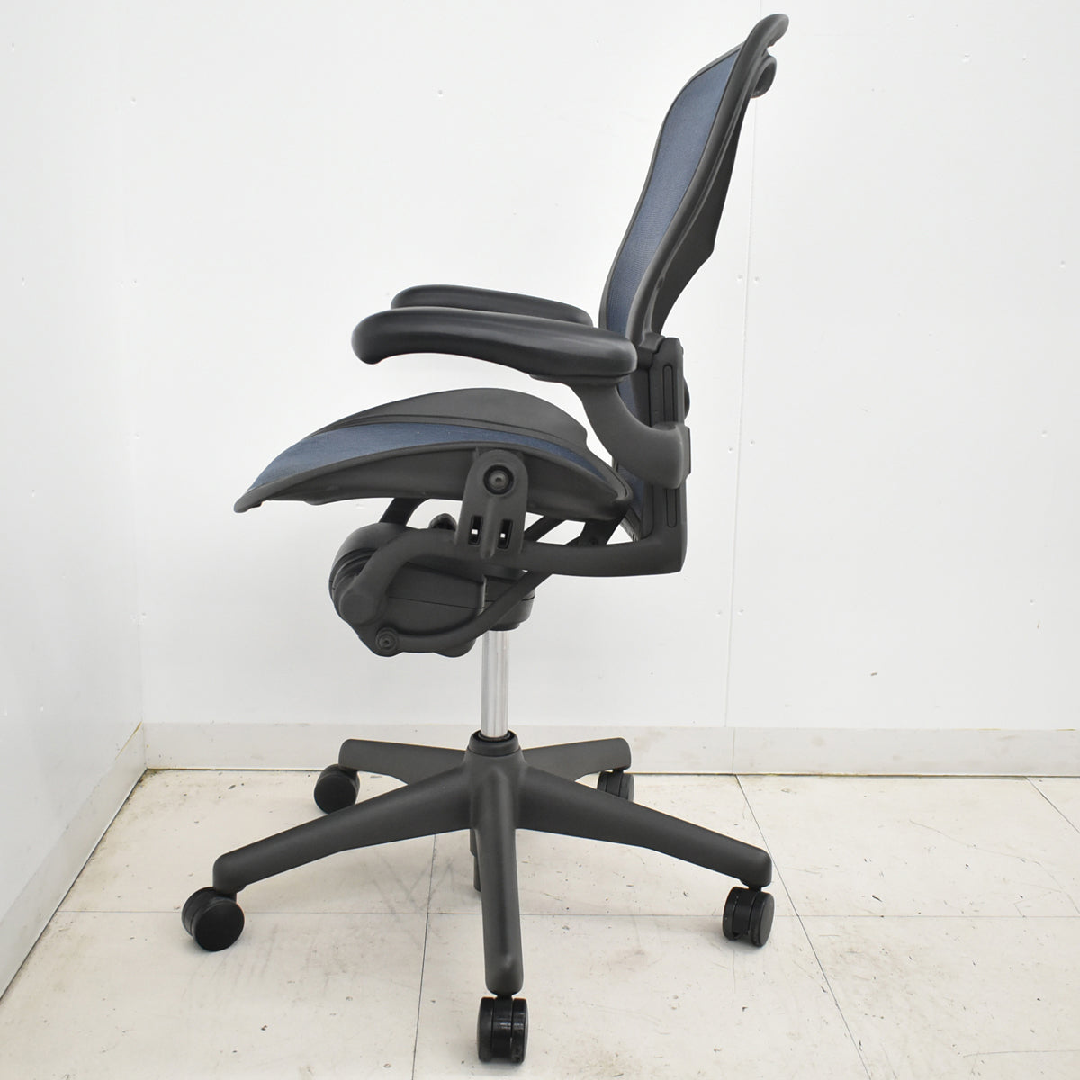 【中古】ハーマンミラー　アーロンチェア　スタンダード　Ｂサイズ　ランバーサポート　昇降ガス新品交換済　ネイビー　2025121007【中古オフィス家具】