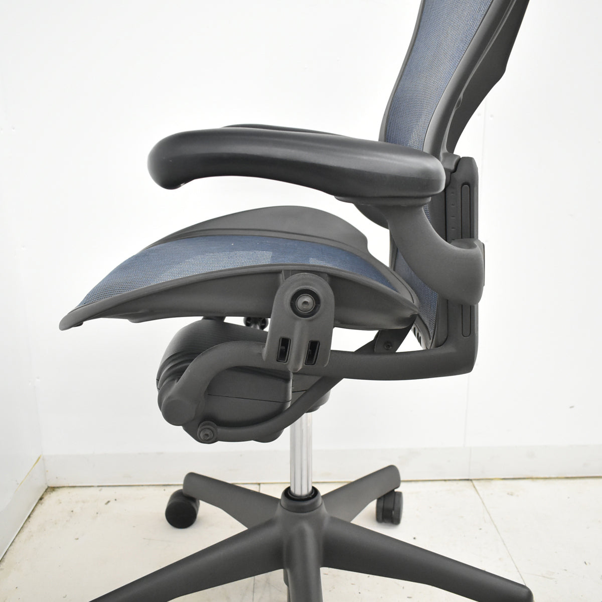 【中古】ハーマンミラー　アーロンチェア　スタンダード　Ｂサイズ　ランバーサポート　昇降ガス新品交換済　ネイビー　2025121007【中古オフィス家具】