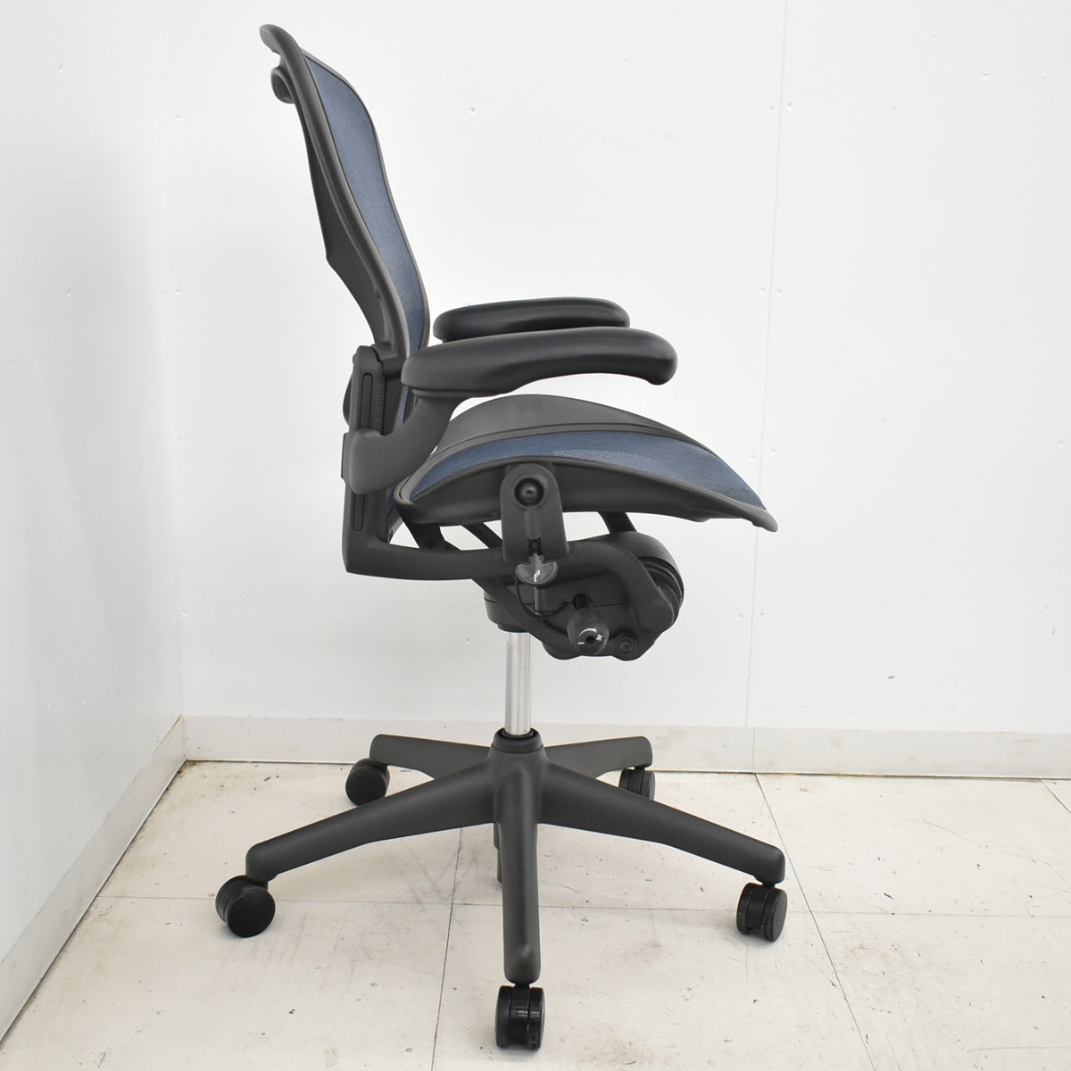 【中古】ハーマンミラー　アーロンチェア　スタンダード　Ｂサイズ　ランバーサポート　昇降ガス新品交換済　ネイビー　2025121007【中古オフィス家具】