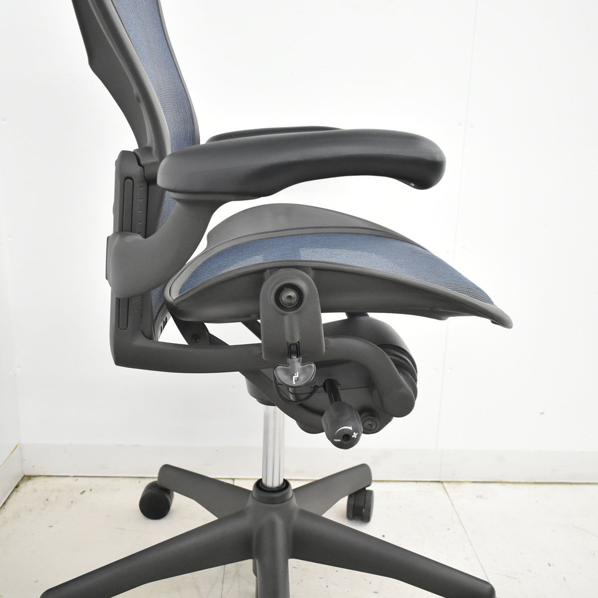 【中古】ハーマンミラー　アーロンチェア　スタンダード　Ｂサイズ　ランバーサポート　昇降ガス新品交換済　ネイビー　2025121007【中古オフィス家具】