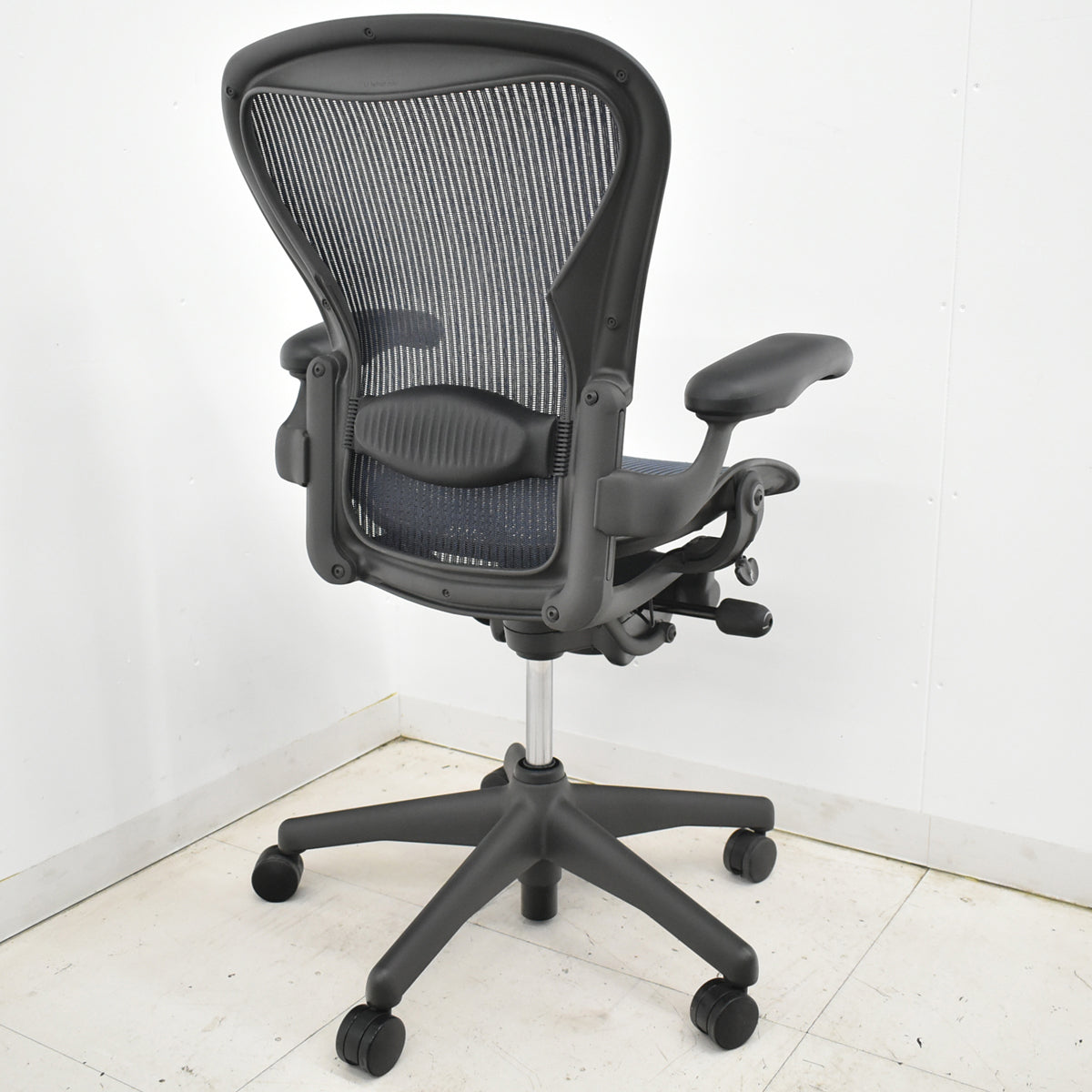 【中古】ハーマンミラー　アーロンチェア　スタンダード　Ｂサイズ　ランバーサポート　昇降ガス新品交換済　ネイビー　2025121007【中古オフィス家具】