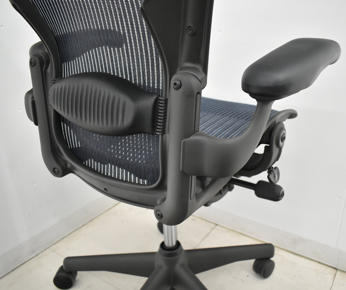 【中古】ハーマンミラー　アーロンチェア　スタンダード　Ｂサイズ　ランバーサポート　昇降ガス新品交換済　ネイビー　2025121007【中古オフィス家具】