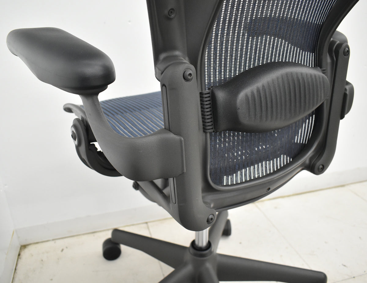 【中古】ハーマンミラー　アーロンチェア　スタンダード　Ｂサイズ　ランバーサポート　昇降ガス新品交換済　ネイビー　2025121007【中古オフィス家具】