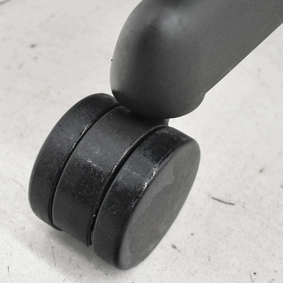 【中古】ハーマンミラー　アーロンチェア　スタンダード　Ｂサイズ　ランバーサポート　昇降ガス新品交換済　ネイビー　2025121007【中古オフィス家具】