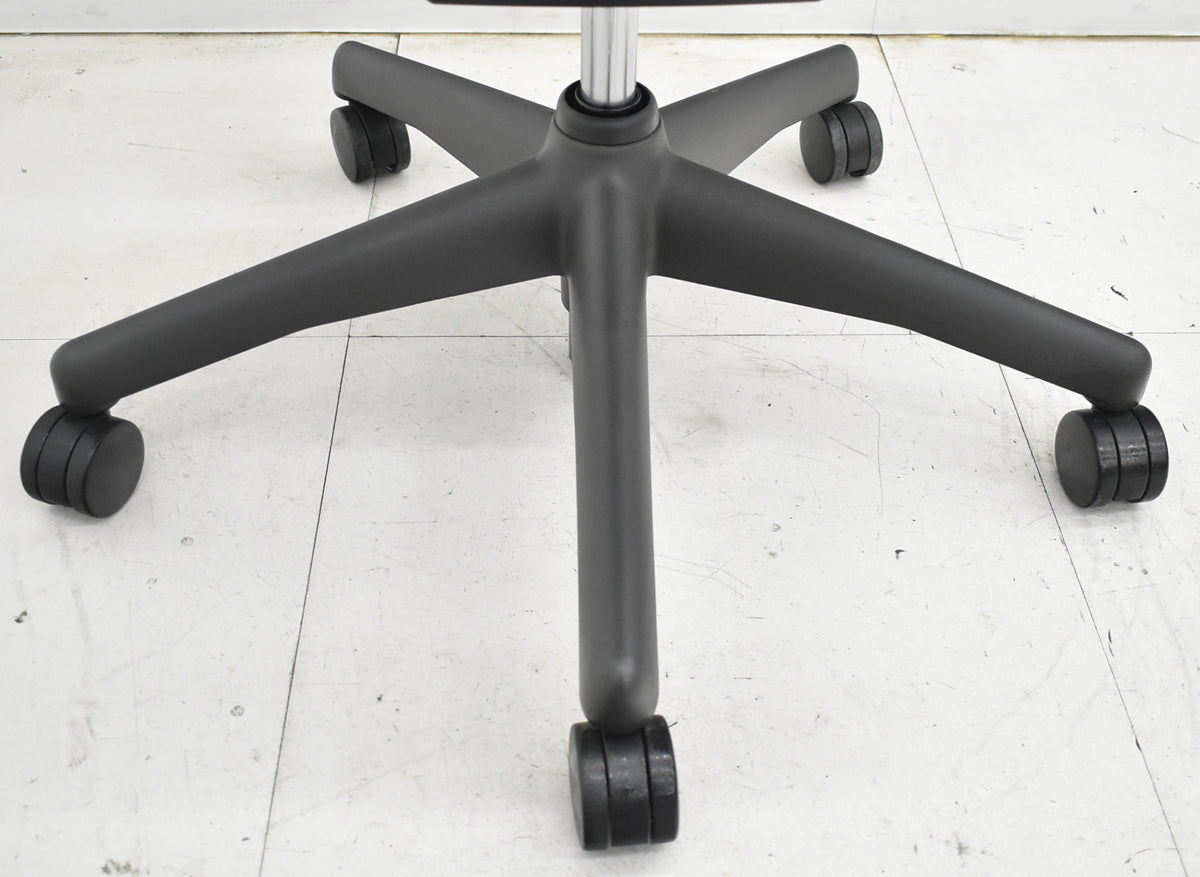 【中古】ハーマンミラー　アーロンチェア　スタンダード　Ｂサイズ　ランバーサポート　昇降ガス新品交換済　ネイビー　2025121007【中古オフィス家具】